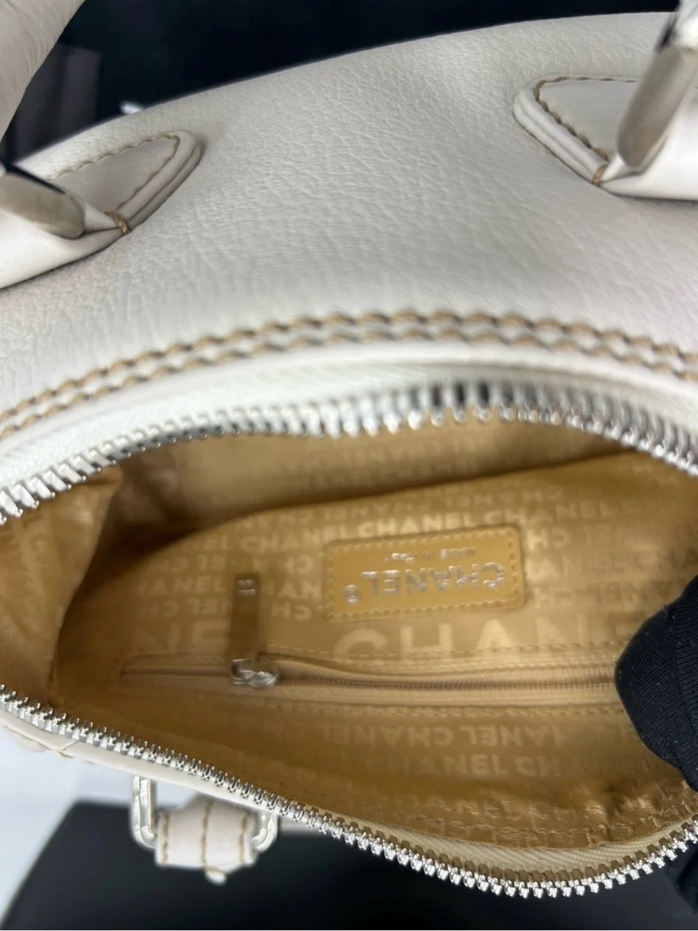 Women Chanel, LAX Cream pebbled grain leather bowler bag series 8 made in Italy